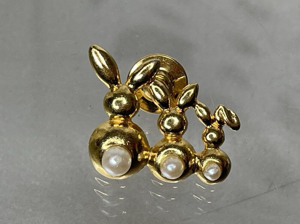 Vintage Avon Gold Tone Faux Pearl 3 Bunnies Back Profile Fashion Lapel Pin